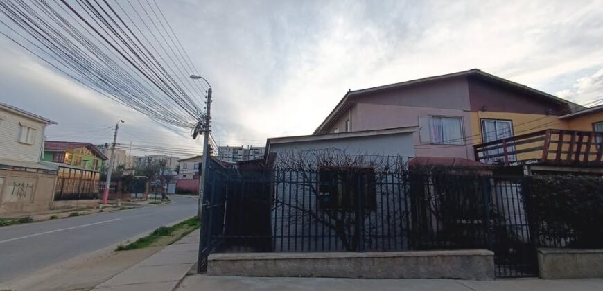 Vende Casa Estratégica en Esquina: Vivienda + Local Comercial
