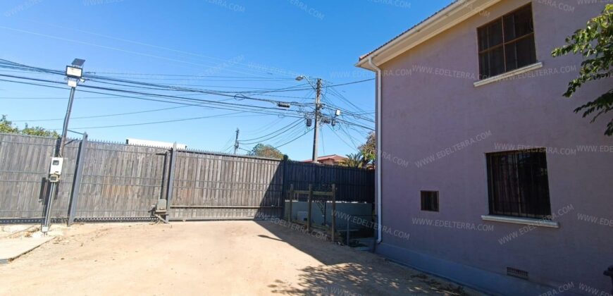 Arriendo Excelente Casa Comercial con Gran Terreno y Conectividad