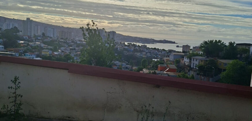 Se vende terreno con casa para reconstrucción y proyecto nuevo en Cerro Esperanza, Valparaíso