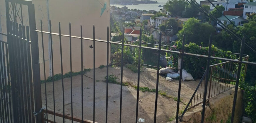Se vende terreno con casa para reconstrucción y proyecto nuevo en Cerro Esperanza, Valparaíso