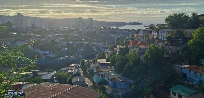 Se vende terreno con casa para reconstrucción y proyecto nuevo en Cerro Esperanza, Valparaíso